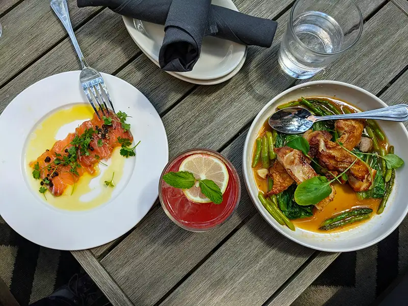 Assiettes de saumon mariné et poisson en sauce, déjeuner en terrasse, restaurant La Houle