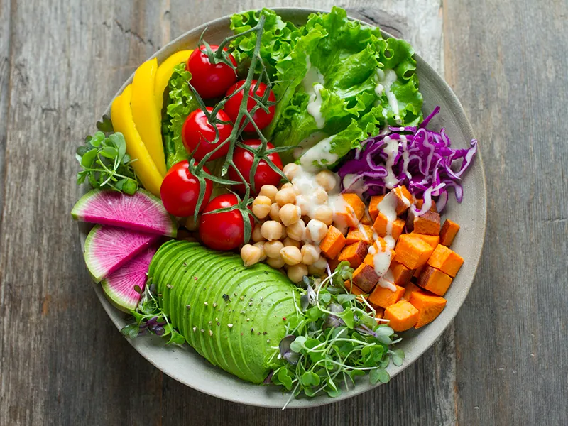 Bowl végétarien, avocat, pois chiches, patate douce et légumes frais, restaurant La Houle