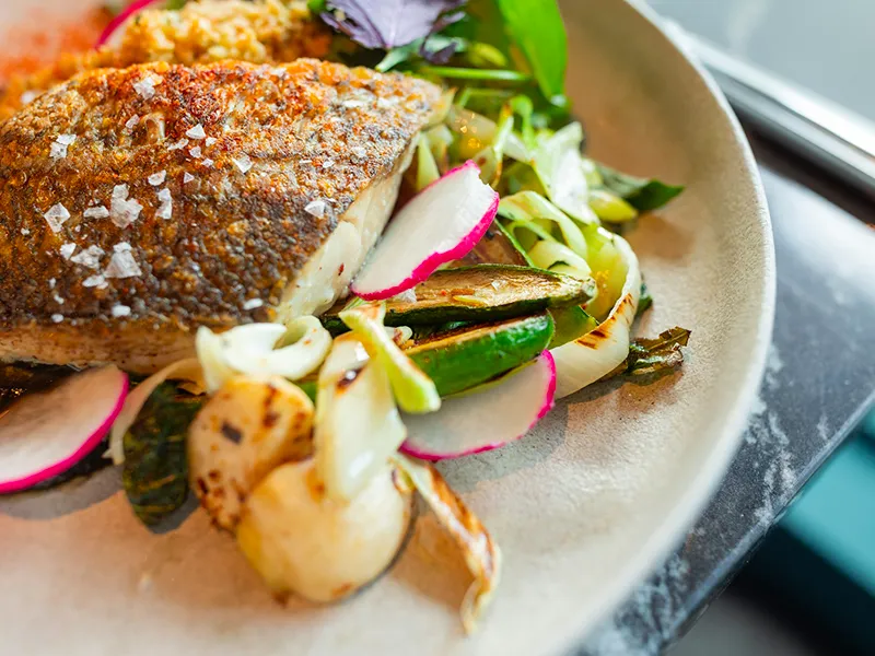 Filet de poisson grillé, légumes croquants et radis, restaurant La Houle