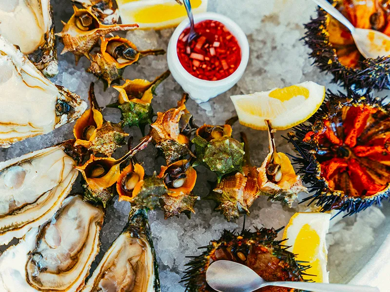 Plateau de fruits de mer, huîtres et coquillages sur glace, restaurant La Houle