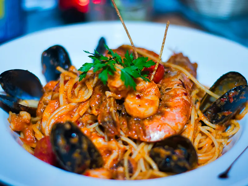 Spaghetti aux fruits de mer, crevettes et moules en sauce tomate, restaurant La Houle